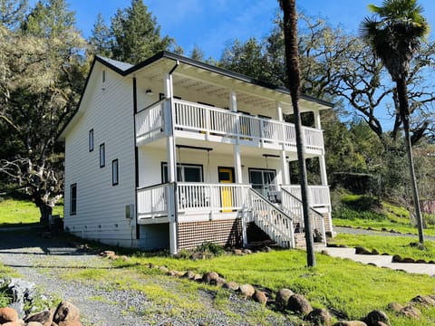 1857 Farmhouse~ Rebuilt in 2023 Hot Tub~ Wi-Fi ~ Air Conditioning ~ Game Room~