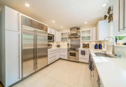 Gleaming kitchen ready for your culinary flairs, with top-notch appliances at your fingertips