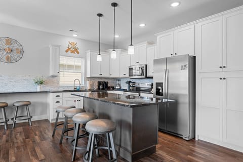 Full Kitchen - Bar Seating