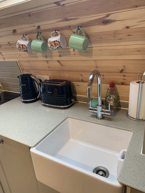 Belfast sink, Kettle, Toaster, Dishwasher