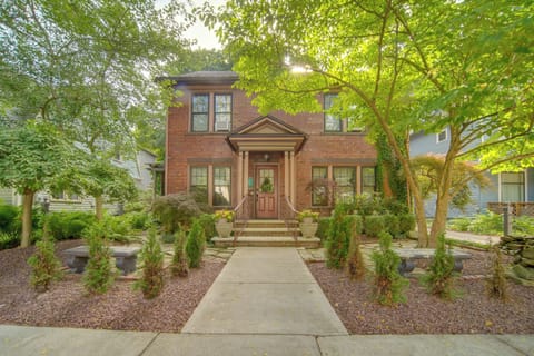 Front Exterior | Seating Areas | Landscaped Yard