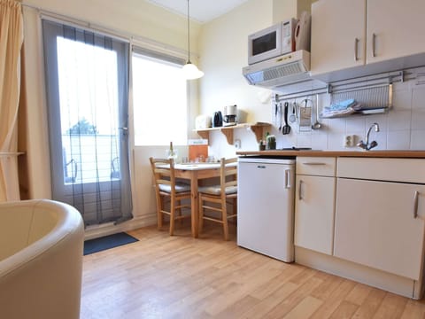 Fridge, stovetop, coffee/tea maker