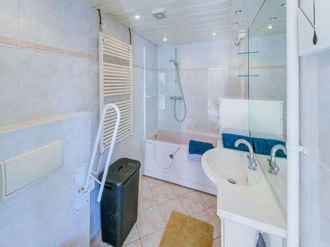 Combined shower/tub