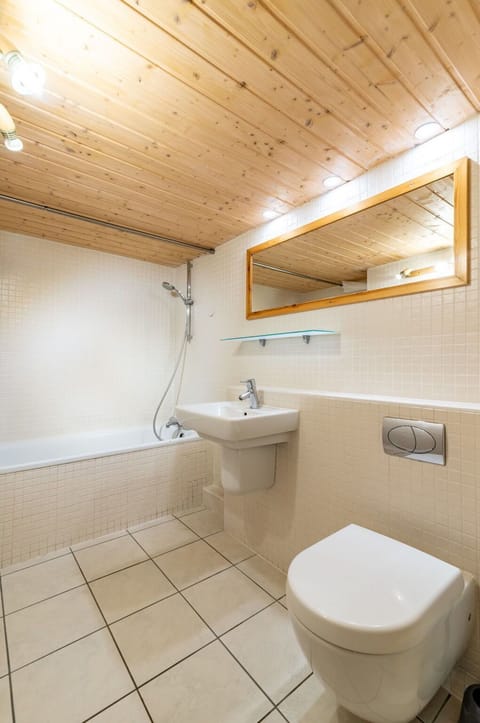 Brown, Mirror, Plumbing Fixture, Tap, Property, Sink, Building, Bathroom Sink, Bathroom, Purple