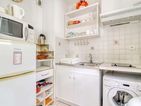 Fridge, stovetop, coffee/tea maker