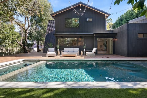 Large pool and jacuzzi
 