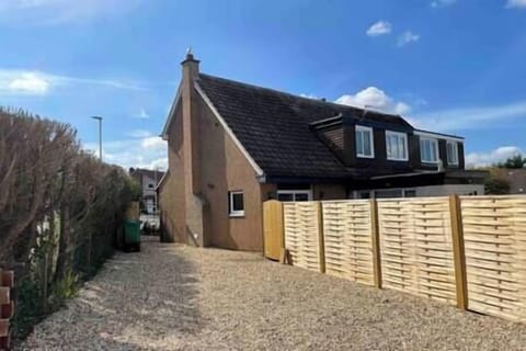 Parking at rear for 3-4 cars