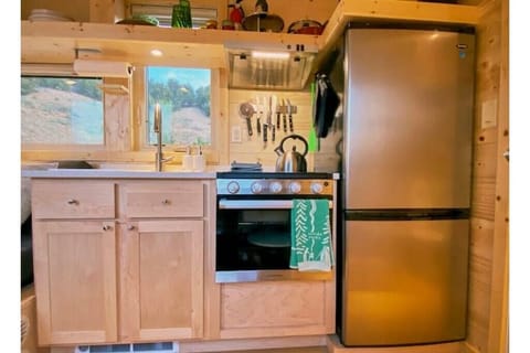 Fridge, oven, stovetop, coffee/tea maker