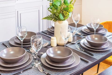 Gather around for a meal in this inviting dining space, perfect for making memories 🍽️💬