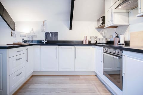 Cosy At The Mews - 2 Bedroom Apartment - Tenby (21445)