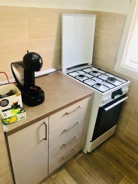 Fridge, oven, stovetop, coffee/tea maker