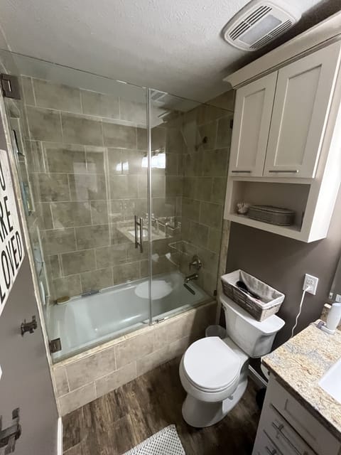 Combined shower/tub, hair dryer, towels