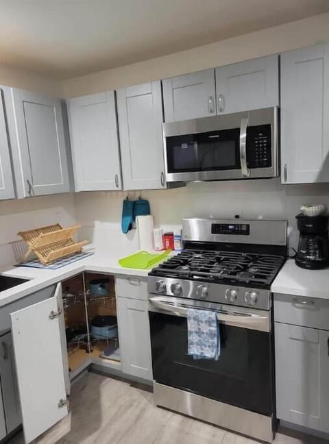 Fridge, oven, stovetop, cookware/dishes/utensils