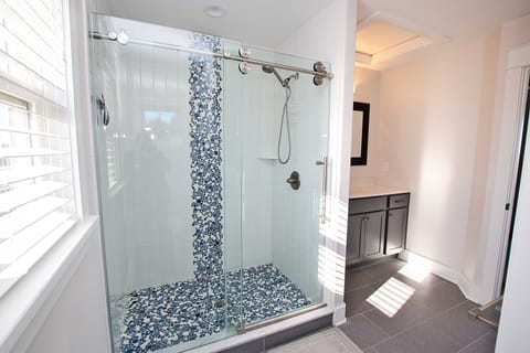 Combined shower/tub, towels