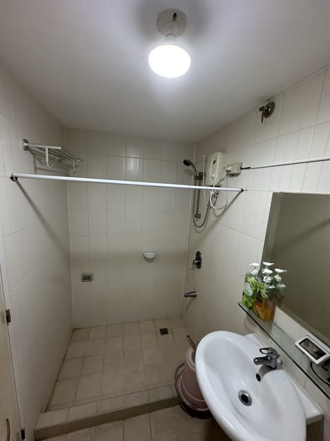 Combined shower/tub, bidet, towels, soap