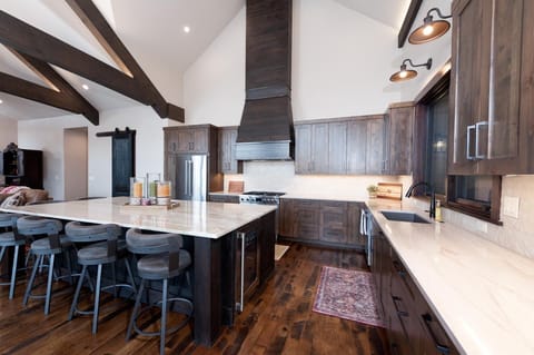 Fully-Stocked Kitchen Seating for 6 at Breakfast Bar