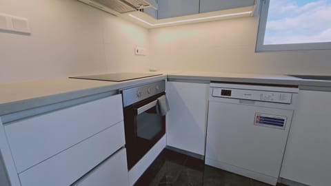 Fridge, oven, stovetop, dishwasher