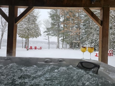 Outdoor spa tub