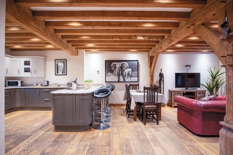 Oak Lodge - Hot Tub - Pen Y Cae Inn (4610)