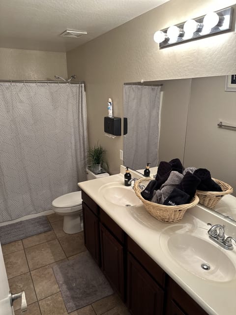 Combined shower/tub, bidet, towels, shampoo