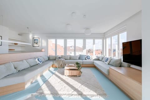 Spacious living area with wraparound windows and morning light 💙☀️