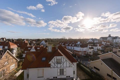 Minimal bookshelf wall with curated decor for a modern touch 💙📘