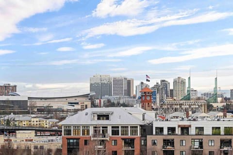 This rental is a short distance from the MODA Center. While staying at Crane Penthouse guests can see a Trailblazers game or a massive concert.