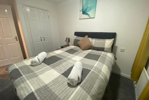 2 bedrooms, iron/ironing board, bed sheets