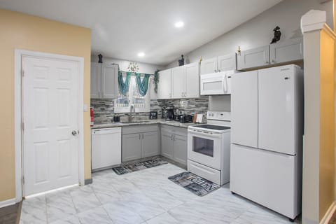 Kitchen
Dishwasher
Microwave
Toaster
Kettle