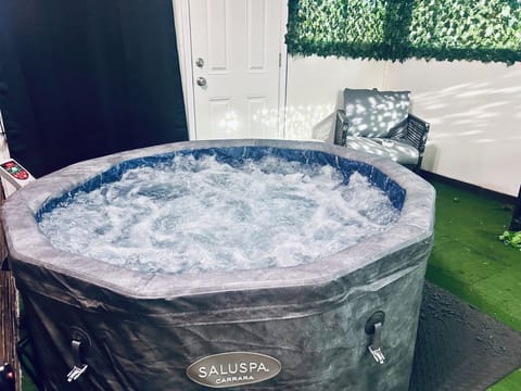 Smoke Area Only!!
5/6 seated jetted tub