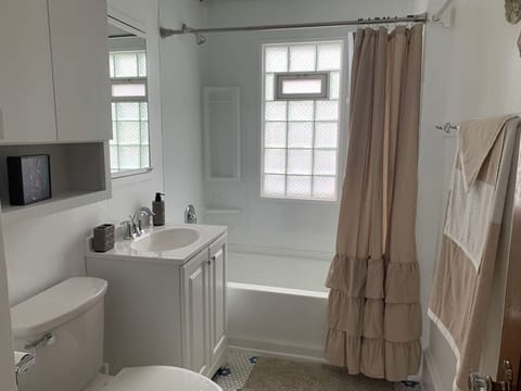 Combined shower/tub, towels