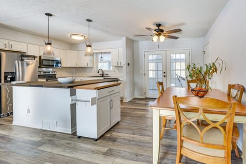 Dining Area | Dishware/Flatware Provided | 2nd Floor