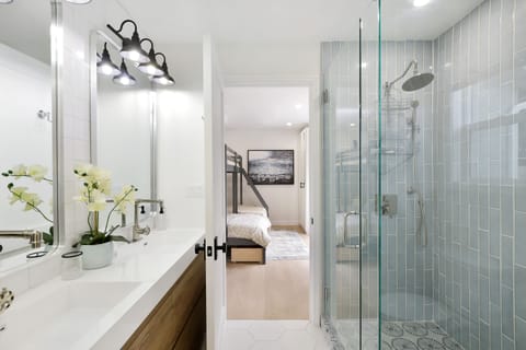 Combined shower/tub, hair dryer, towels, soap