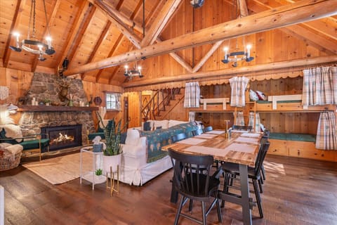Open concept living / dining area with vaulted ceilings, gas fireplace, comfy furnishings & large flat screen Smart TV.