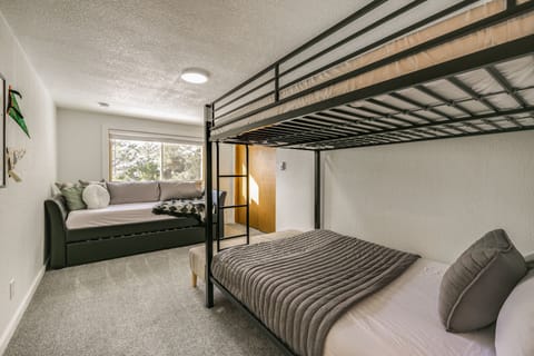 3 bedrooms, desk, internet, bed sheets
