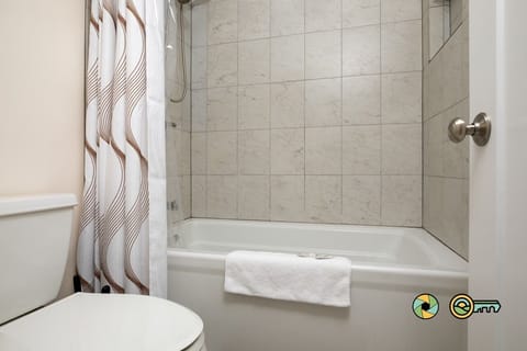 Combined shower/tub, towels