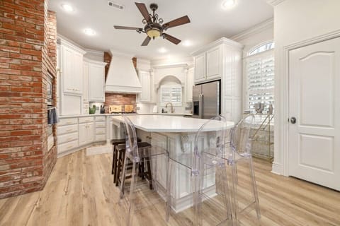 When you're not indulging in Fayetteville's awesome food scene, you'll be able to whip up your favorite dishes in our fully stocked kitchen and dine in our formal dining space.