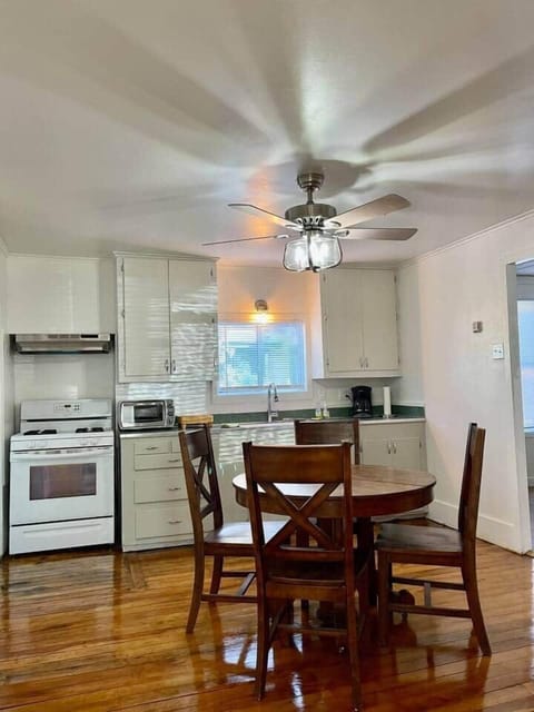 Bright and airy kitchen fully equipped with everything you need. The layout features a dining table, perfect for enjoying meals together. Whether you’re preparing a quick breakfast or dinner, you’ll find all the tools you need to feel right at home.