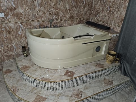 Combined shower/tub, jetted tub, towels, shampoo