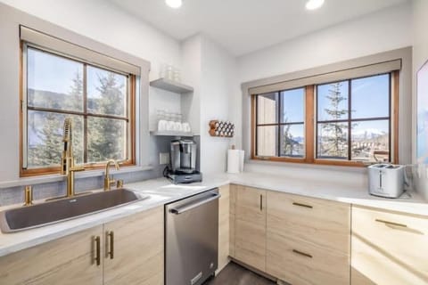 Coffee station, spide rack, RO filtered water, 4 piece toaster