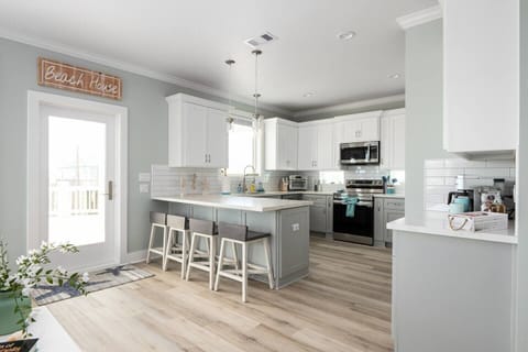 Kitchen with counter seating for 4