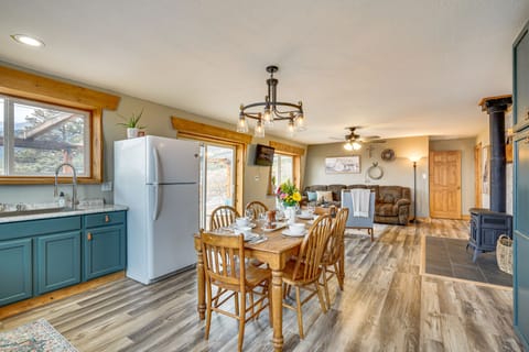 Dining Area | Dishware & Flatware Provided