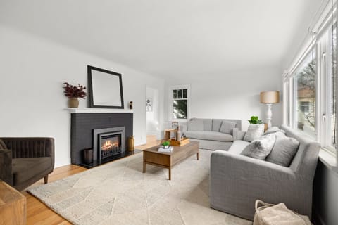 Living area | Smart TV, fireplace