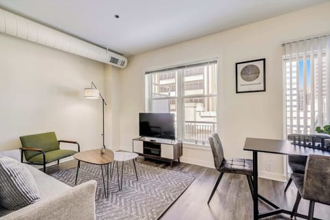TWO CozySuites 4BR Queen Apt with Skybridge Access