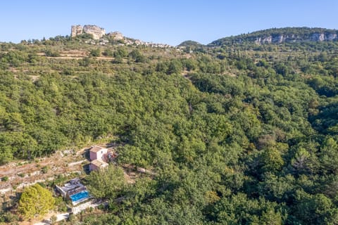 Villa Vauvert, nestled in a private forest, just underneath Saignon village