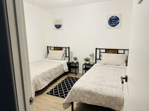 3 bedrooms, in-room safe, internet, bed sheets