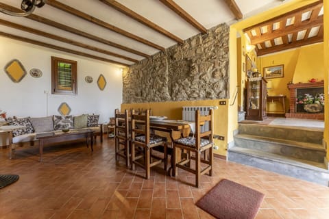 Autumn, Dining Room, Living Room, Spring, Summer