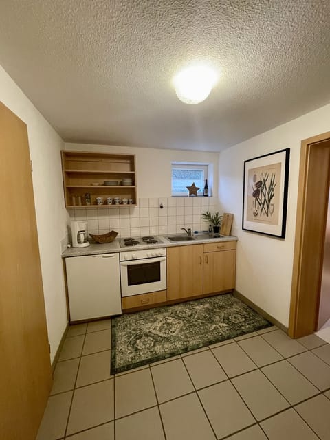 Fridge, oven, stovetop, coffee/tea maker