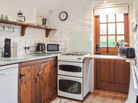 Kitchen | Y Beudy - Cwmiar Holiday Cottages, Llanllwni