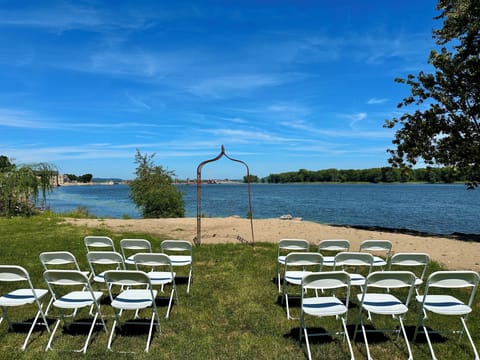 Beach nearby, sun loungers, beach towels